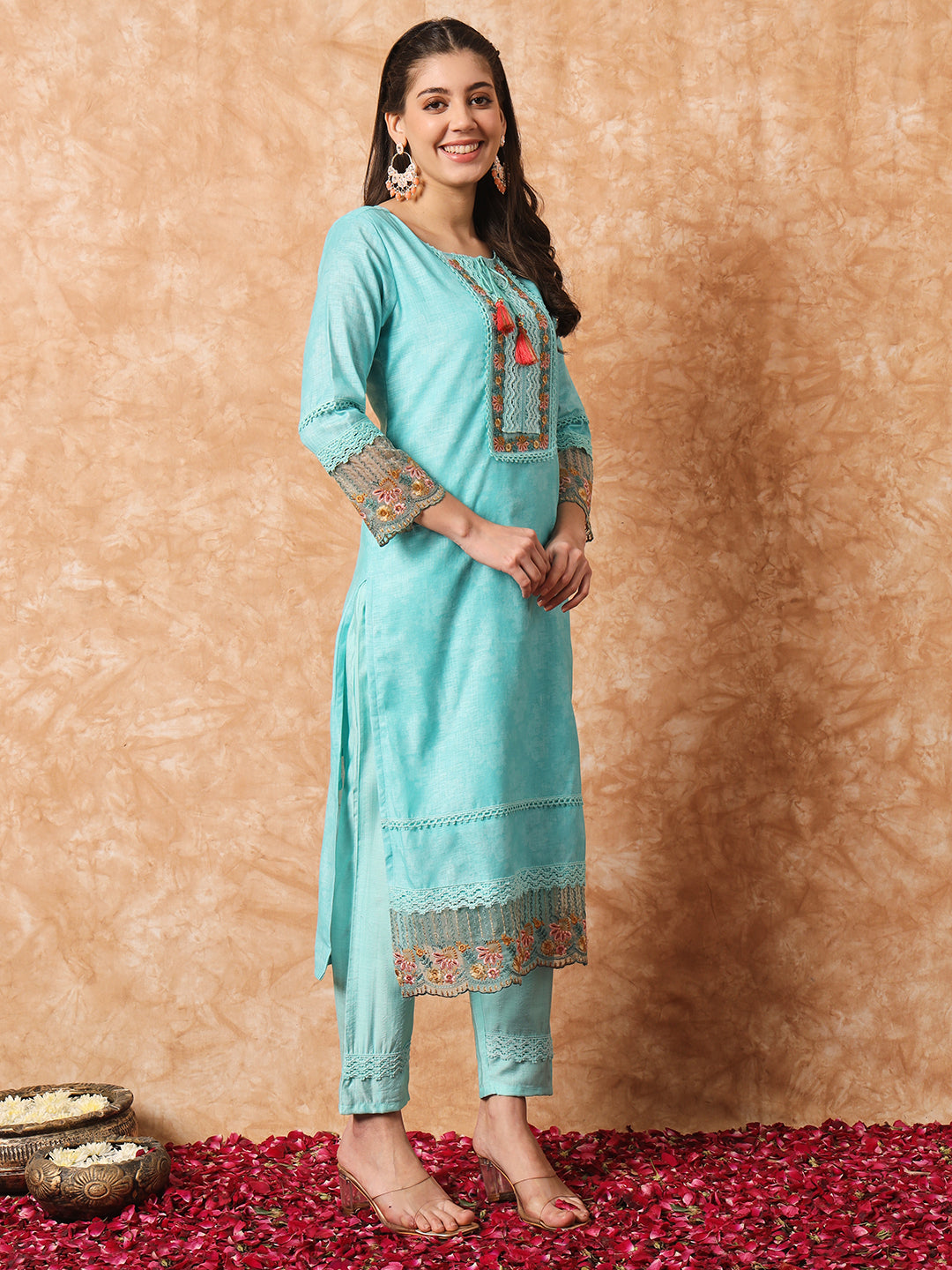 Women Embroidered Linen Cotton Kurta Set